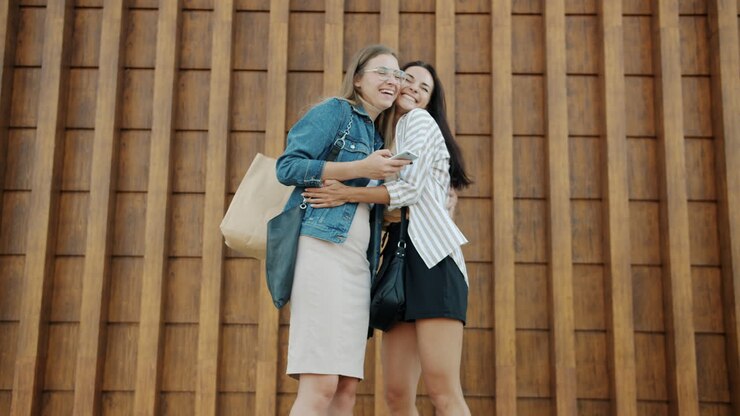 Due donne che fanno shopping e si divertono