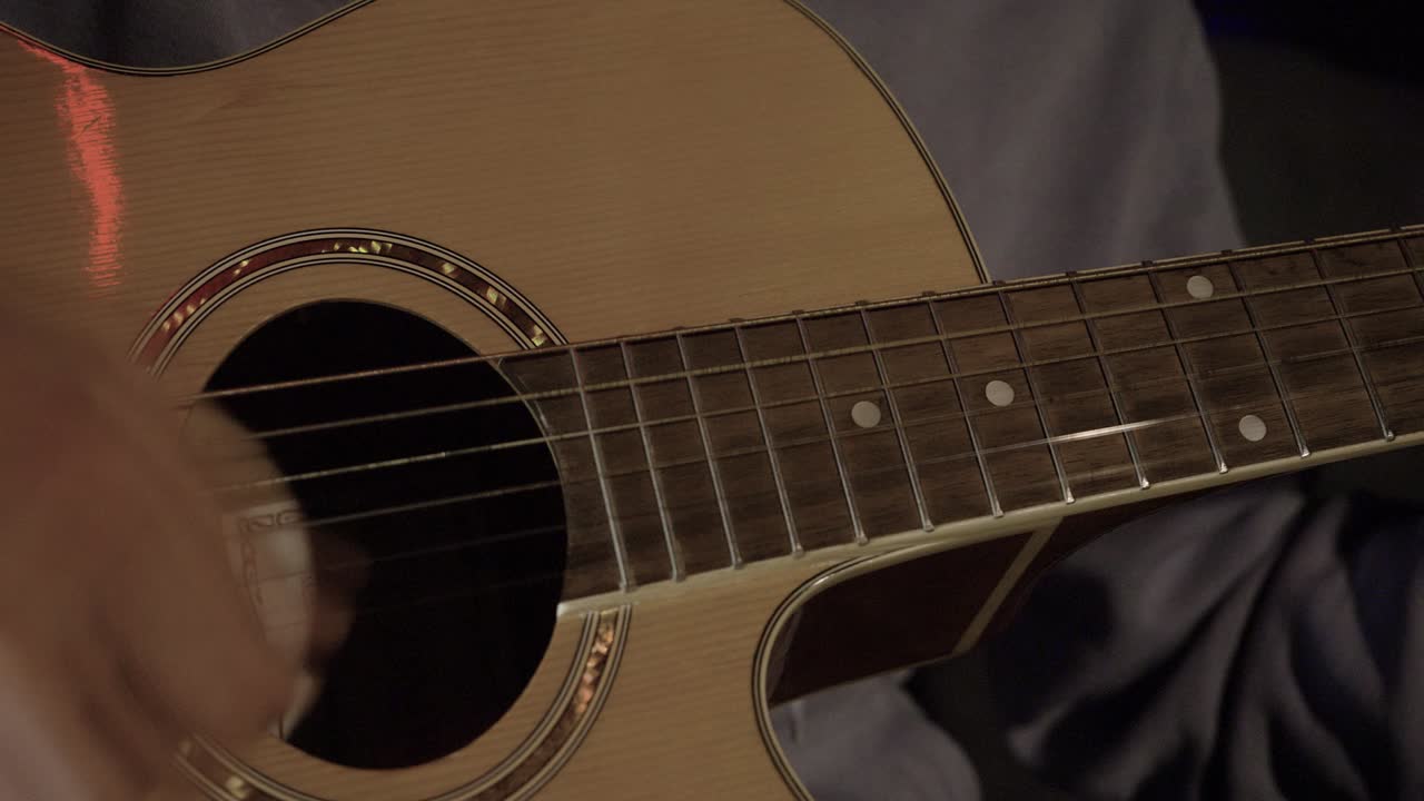 Primo piano di una chitarra acustica suonata