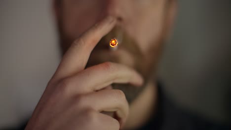 hombre fumando cigarrillo
