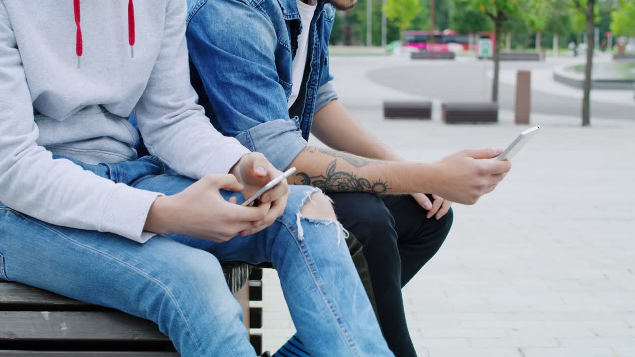 두 친구가 스마트폰을 사용하고 있습니다.