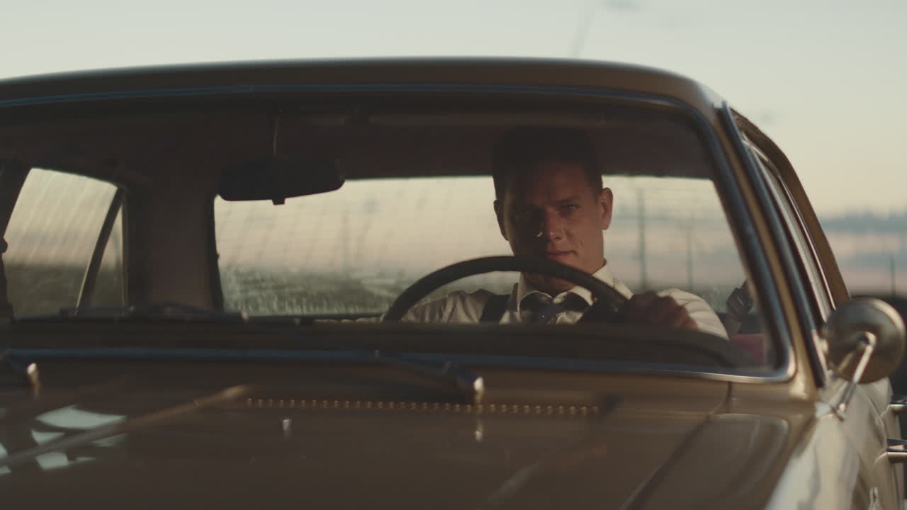 Ein Mann fährt ein Vintage-Auto