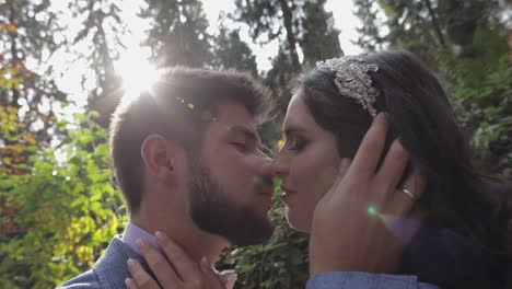 novio con la novia cerca de las colinas de la montaña en el bosque. pareja de bodas. rayos de sol