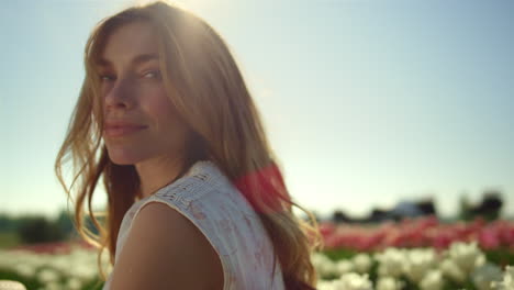 Mujer-Romántica-Mirando-Con-Amor-En-El-Parque-De-Flores.-Chica-Tranquila-Sonriendo-Al-Amanecer.