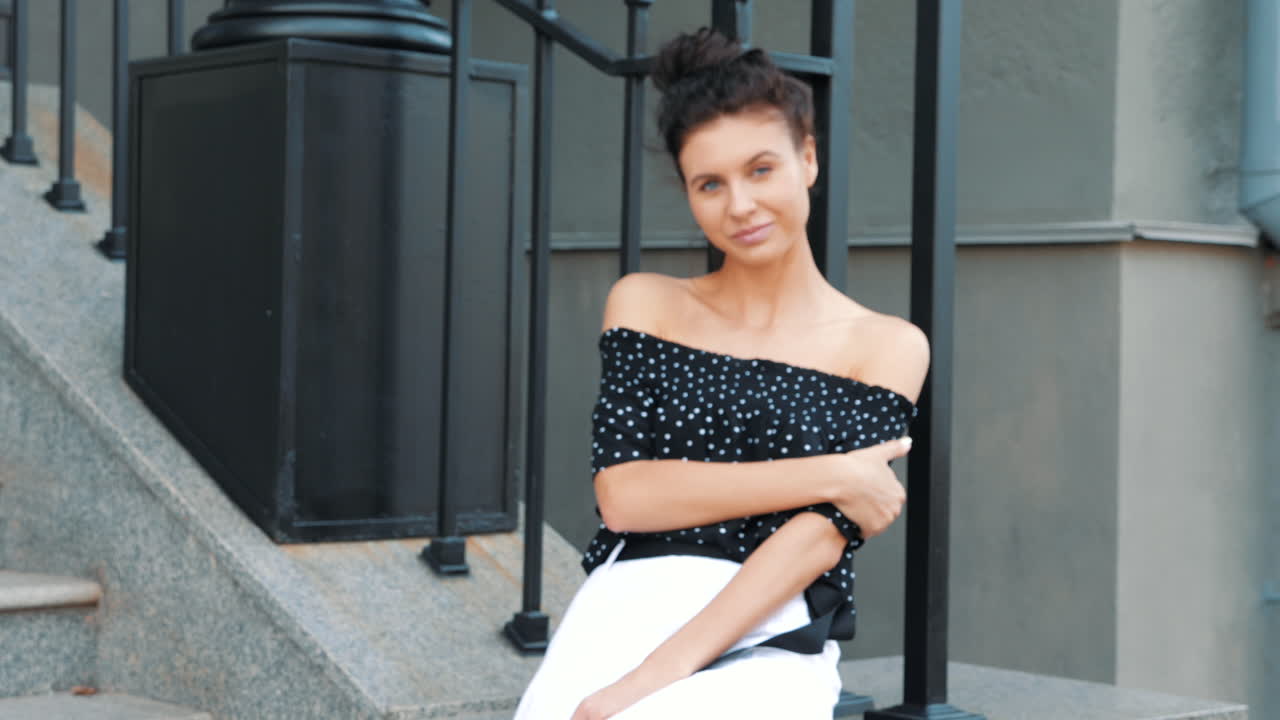 mujer joven al aire libre en la ciudad