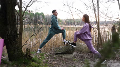 pareja estirándose al aire libre