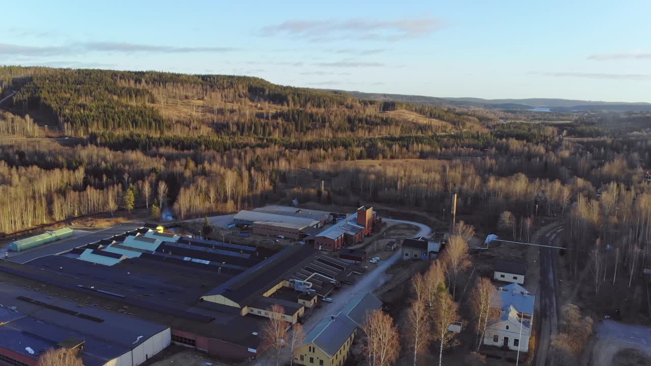 un avión no tripulado se eleva sobre un edificio industrial en bongbro, suecia