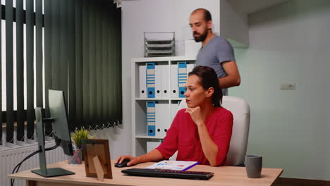 gente de negocios trabajando en un loft moderno.