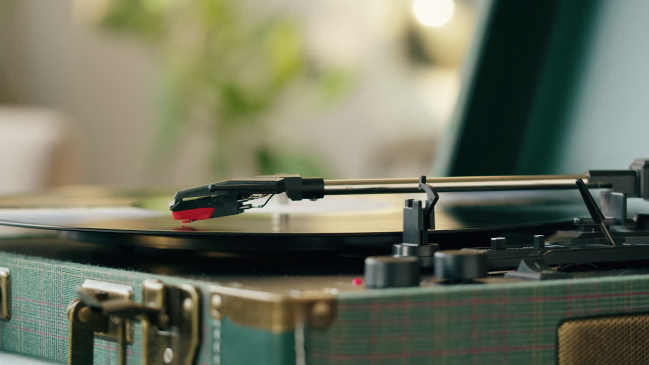 Mano che posiziona l'ago su un disco in vinile su un giradischi vintage