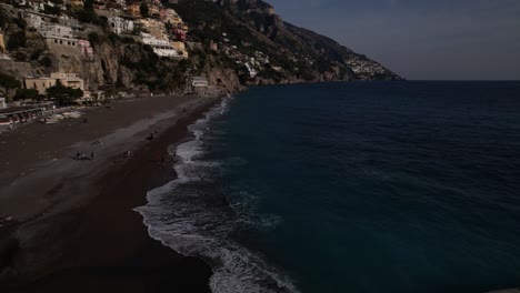 Flug-über-Die-Wunderschöne-Italienische-Küste-Und-Einen-Strand-Während-Des-Sonnenuntergangs-Am-Mittelmeer