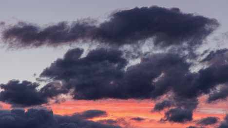 formaciones de nubes durante la puesta de sol naranja