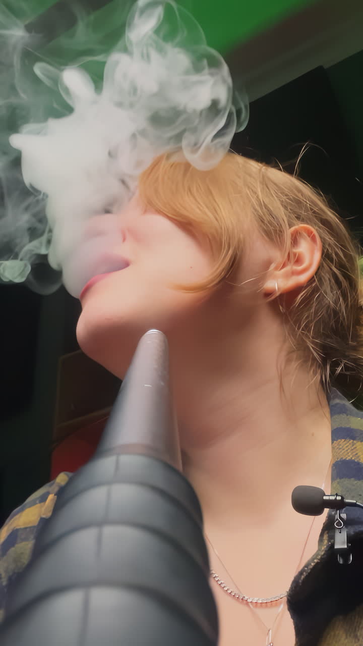 mujer fumando narguile