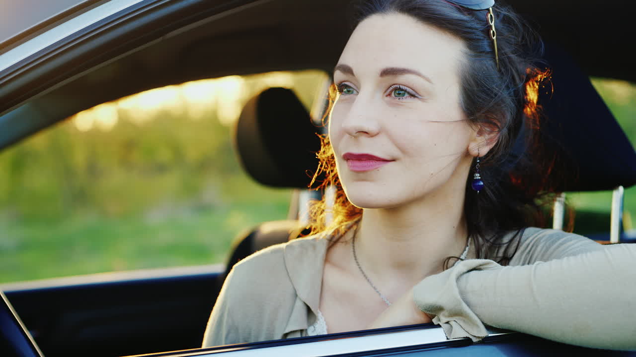 mujer atractiva mira por la ventana del coche retrato 2