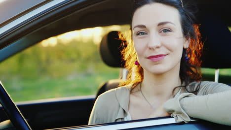 mujer atractiva mira por la ventana del coche retrato 2