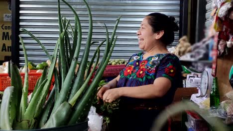 Woman-smiling-at-customer-and-wrapping-product-in