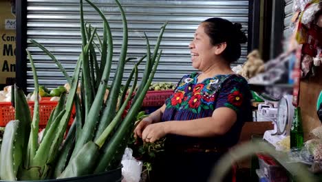 mujer sonriendo al cliente y envolviendo el producto en