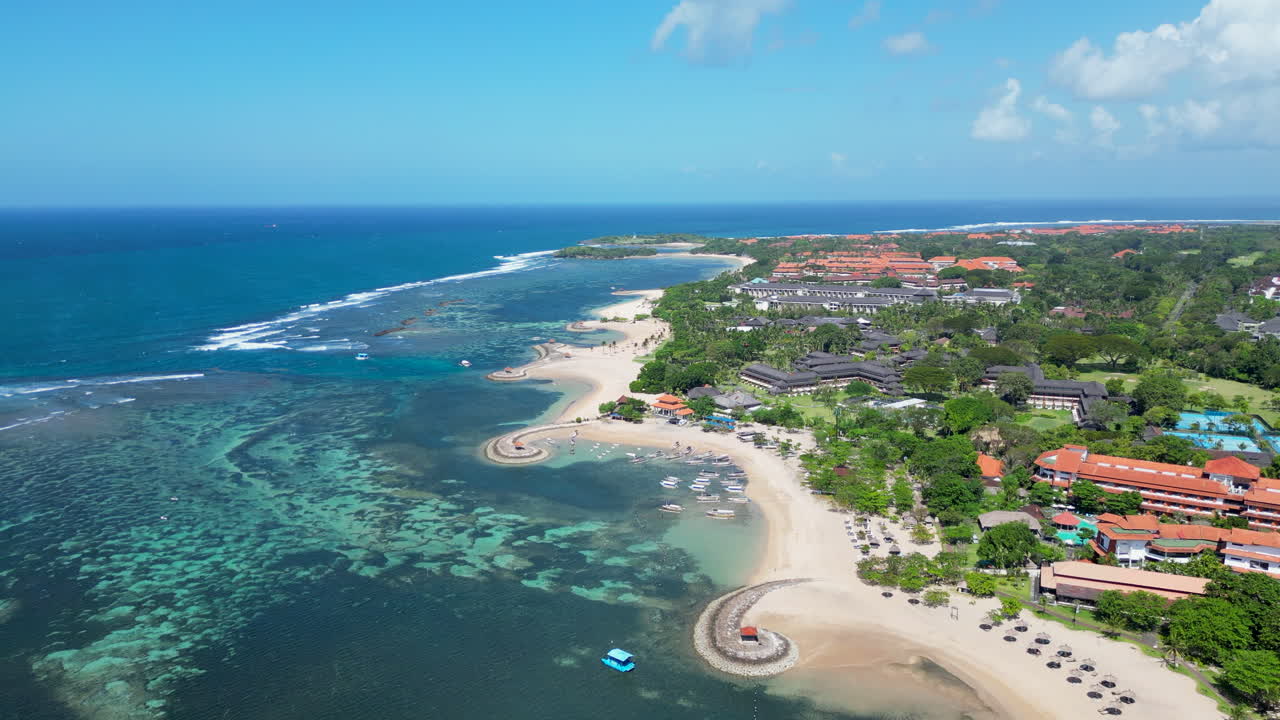 누사 두아 발리 (nusa dua bali) 의 베노아 해변을 따라 리조트와 호텔