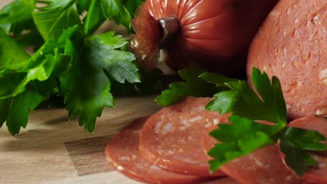 salchichas en rodajas con perejil