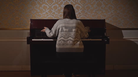 mulher tocando piano em interior elegante
