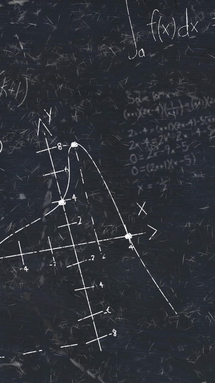 Animazione dell'elaborazione di dati matematici su lavagna nera