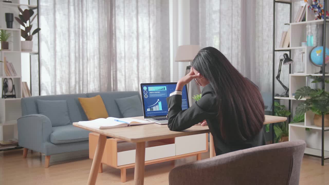 집에서 노트북으로 데이터를 분석하는 여성