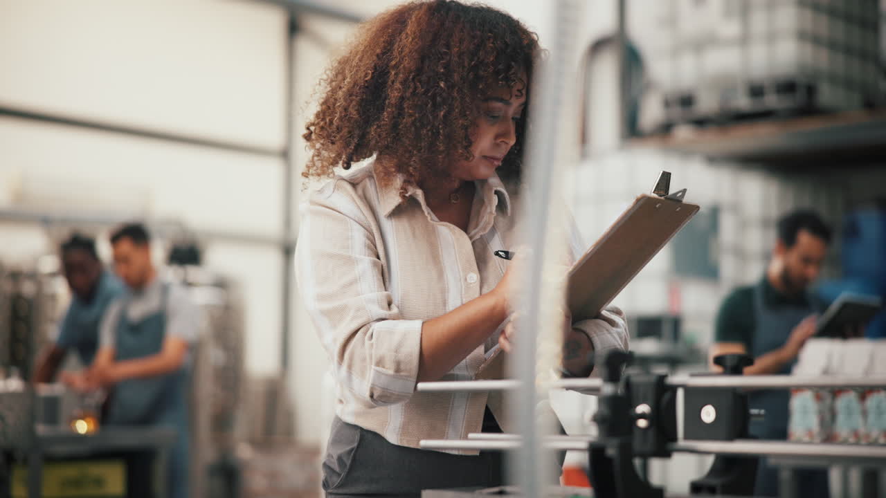 operaio di fabbrica che ispeziona le attrezzature