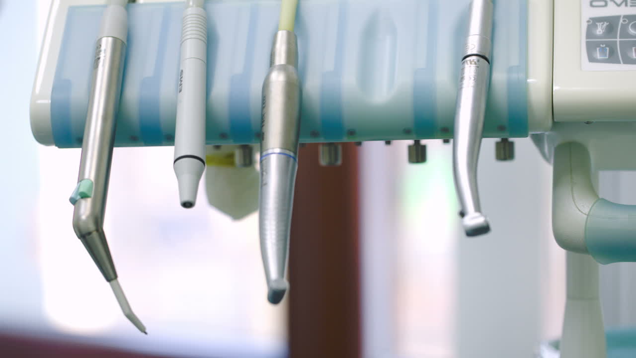 el dentista pone la herramienta en su lugar después de usarla