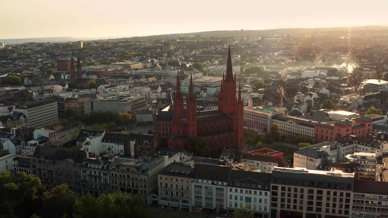 빨간색과 낮은 각도의 빛으로 된 비스바덴 마크트키르헤의 상징