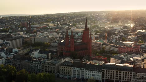 símbolo de wiesbaden o marktkirche em luz vermelha e de baixo ângulo