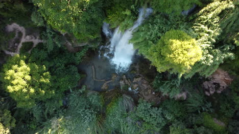 Vista-Aérea-De-Una-Hermosa-Cascada-En-Medio-Del-Bosque