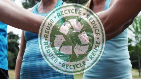 animación de texto y logotipo de reciclaje sobre la celebración de un grupo de voluntarios caucásicos apilando las manos