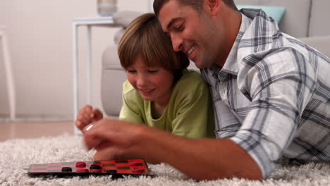 padre e hijo jugando a un juego de mesa