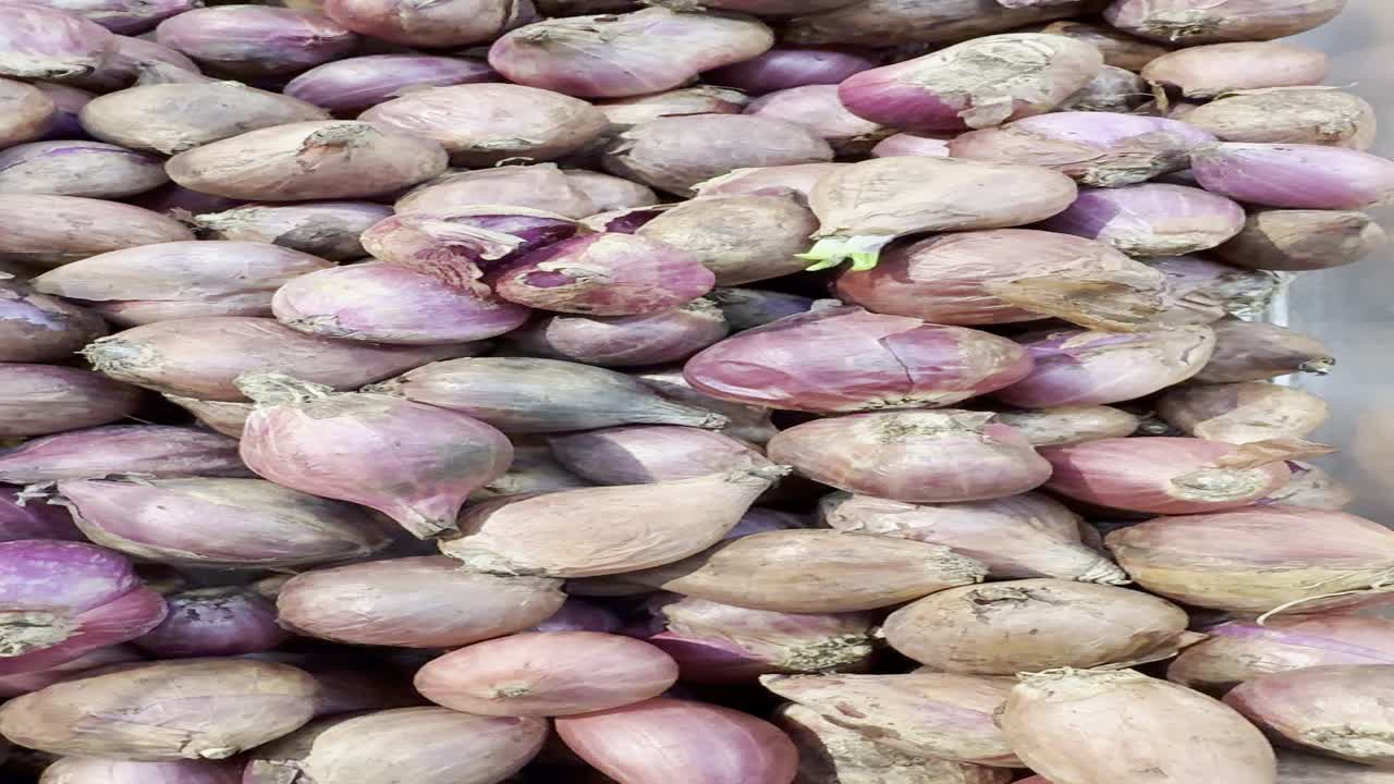 Primo piano di cipolle rosse fresche