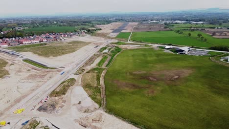 Clip-Aéreo-De-Drones-Acercándose-A-La-Pista-Del-Aeródromo-Del-Aeródromo-De-Woodford-En-El-Reino-Unido