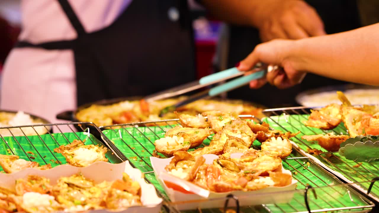 방 시장 에서 해산물 팬케이크 를 준비 하는 판매자 들