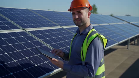 engineer inspecting solar panels on a rooftop solar farm