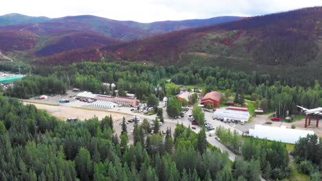 4K-Drohnenvideo-Des-Chena-Hot-Springs-Resort-In-Der-Nähe-Von-Fairbanks,-Alaska-Im-Sommer