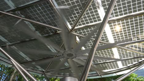 Solarbetriebene-Ventilatoren-In-Den-Pavillons-Sorgen-Für-Kühlung-Im-Heißen-Und-Feuchten-Klima-Singapurs-Und-Fördern-Gleichzeitig-Nachhaltige-Energiepraktiken