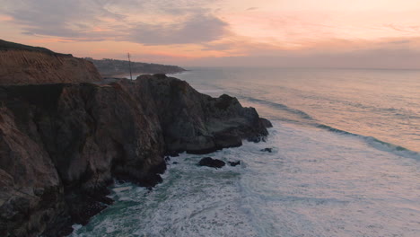 Olas-Del-Océano-Pacífico-Norte-Rompiendo-En-Acantilados-En-Vuelo-Aéreo-4k-De-Half-Moon-Bay