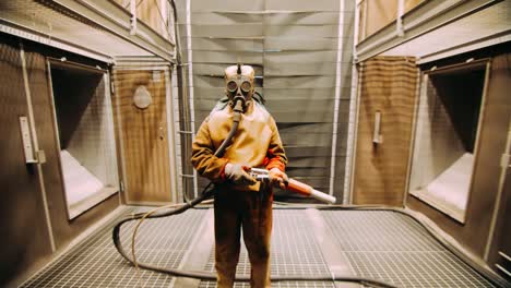 trabajador con traje de goma química y respirador en una planta de procesamiento químico