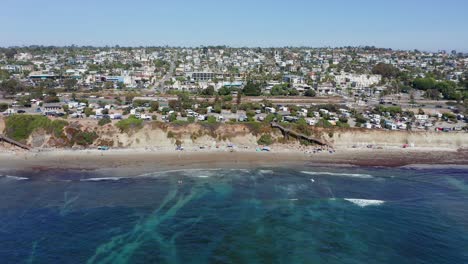 disparo de un dron volando hacia la ciudad de encinitas y la playa de cardiff-by-the-sea, estados unidos