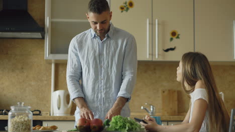pareja cocinando juntos en la cocina