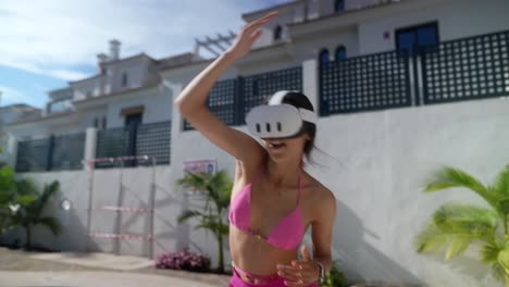 mujer con auriculares vr junto a una piscina