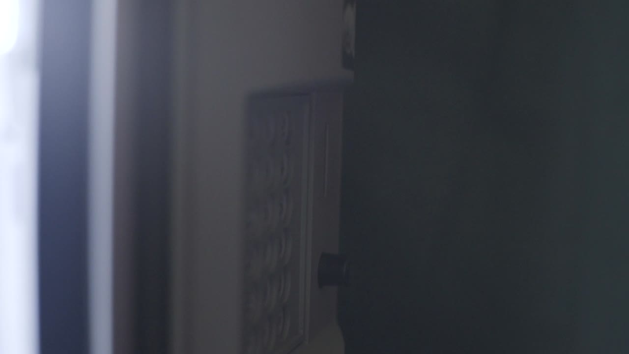 자동판매기에 동전을 손으로 넣는 것