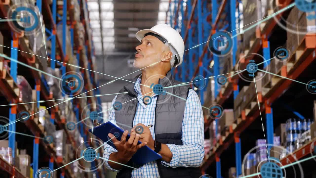 animación de la red de conexiones con iconos sobre el hombre escribiendo en el clipboard en wearhouse