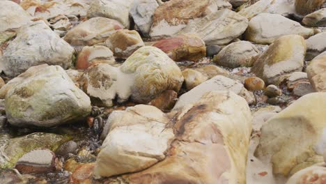 vista de la corriente de agua que corre a través de las rocas.