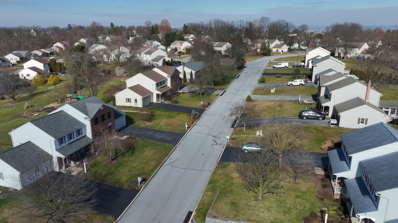 Case di periferia americana durante una giornata di sole negli USA