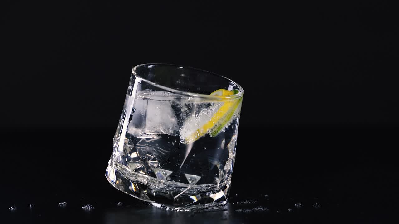 소다와 레몬 조각으로 된 유리 트