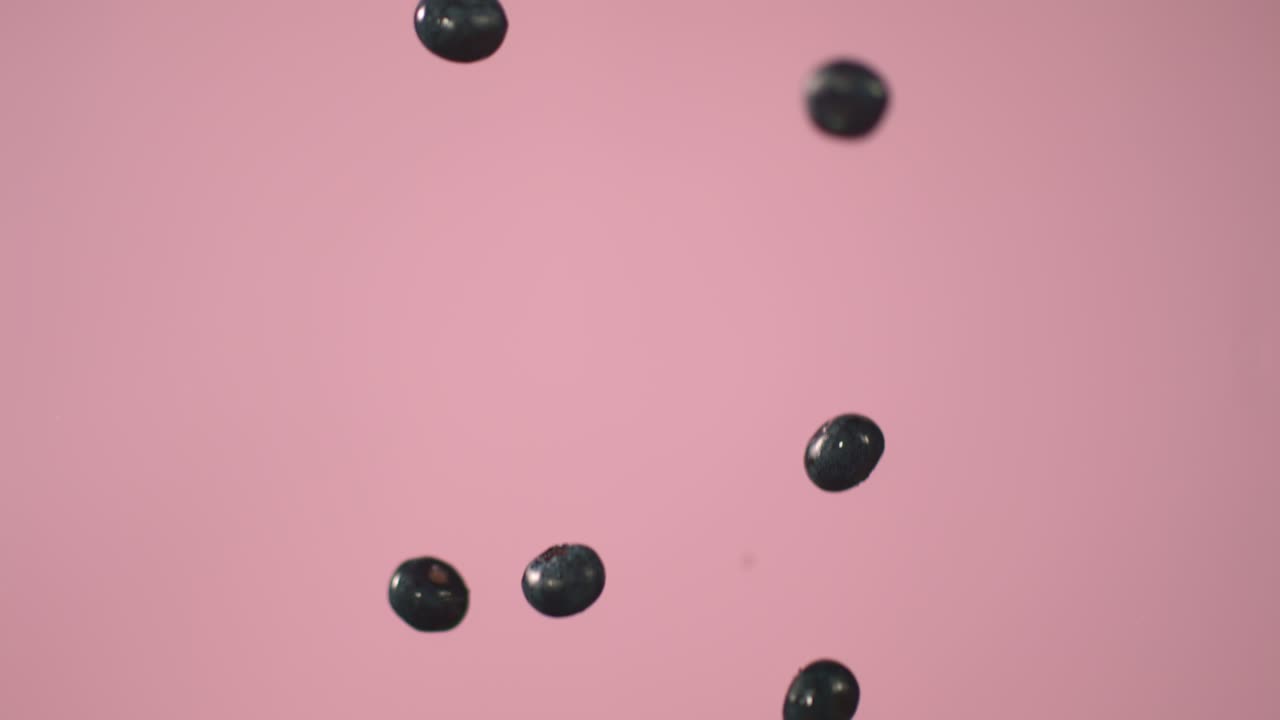 블루베리는 분홍색 벽에 부혀 떨어집니다.