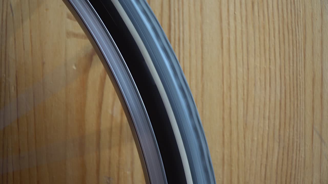 rueda de bicicleta con rayos que se mueven girando