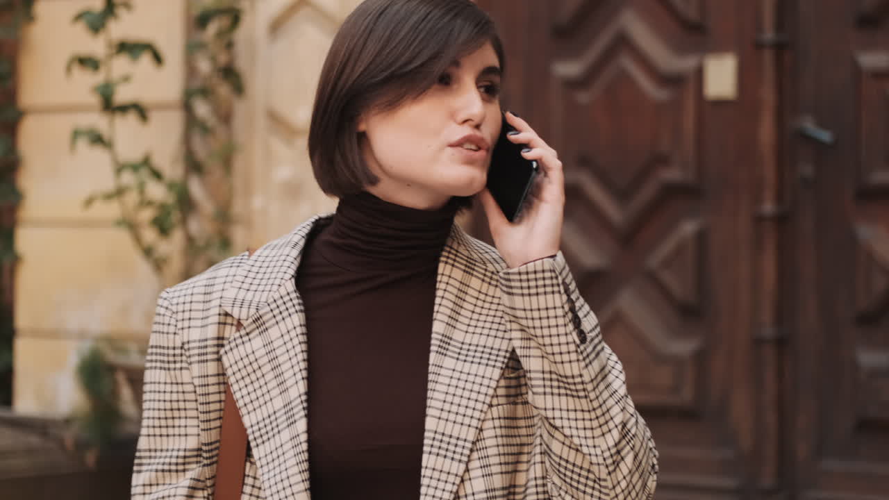 백인 사업가 여성 야외.